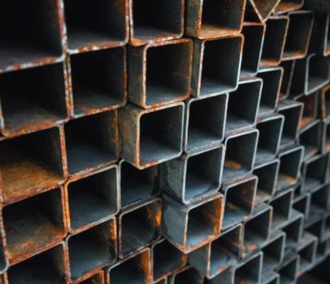 Профильная труба: характеристики, виды и применение в строительстве и производстве